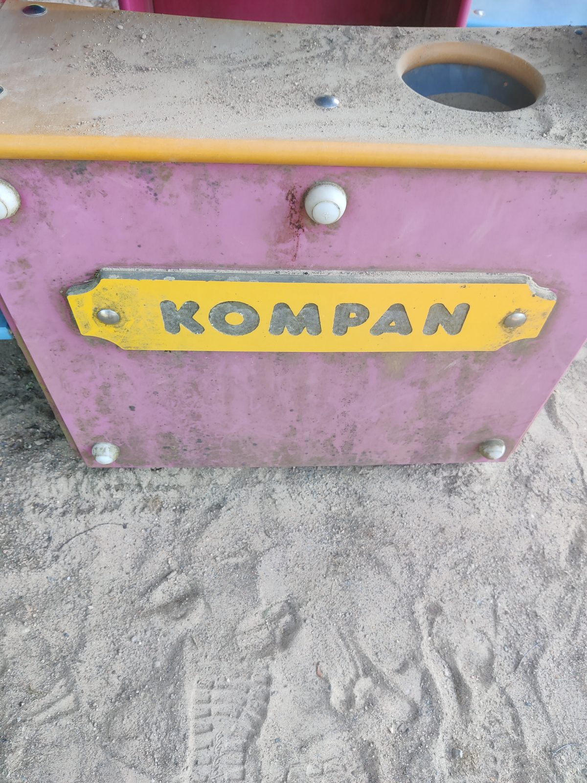 KOMPAN-skylt